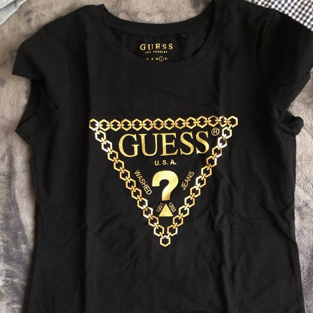 Never worn guess t shirt